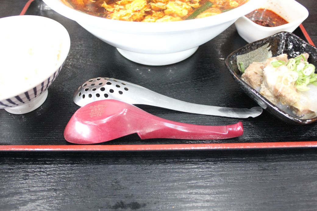 穴あきレンゲの存在意義をこれほどまでに感じたことはない（筆者撮影）