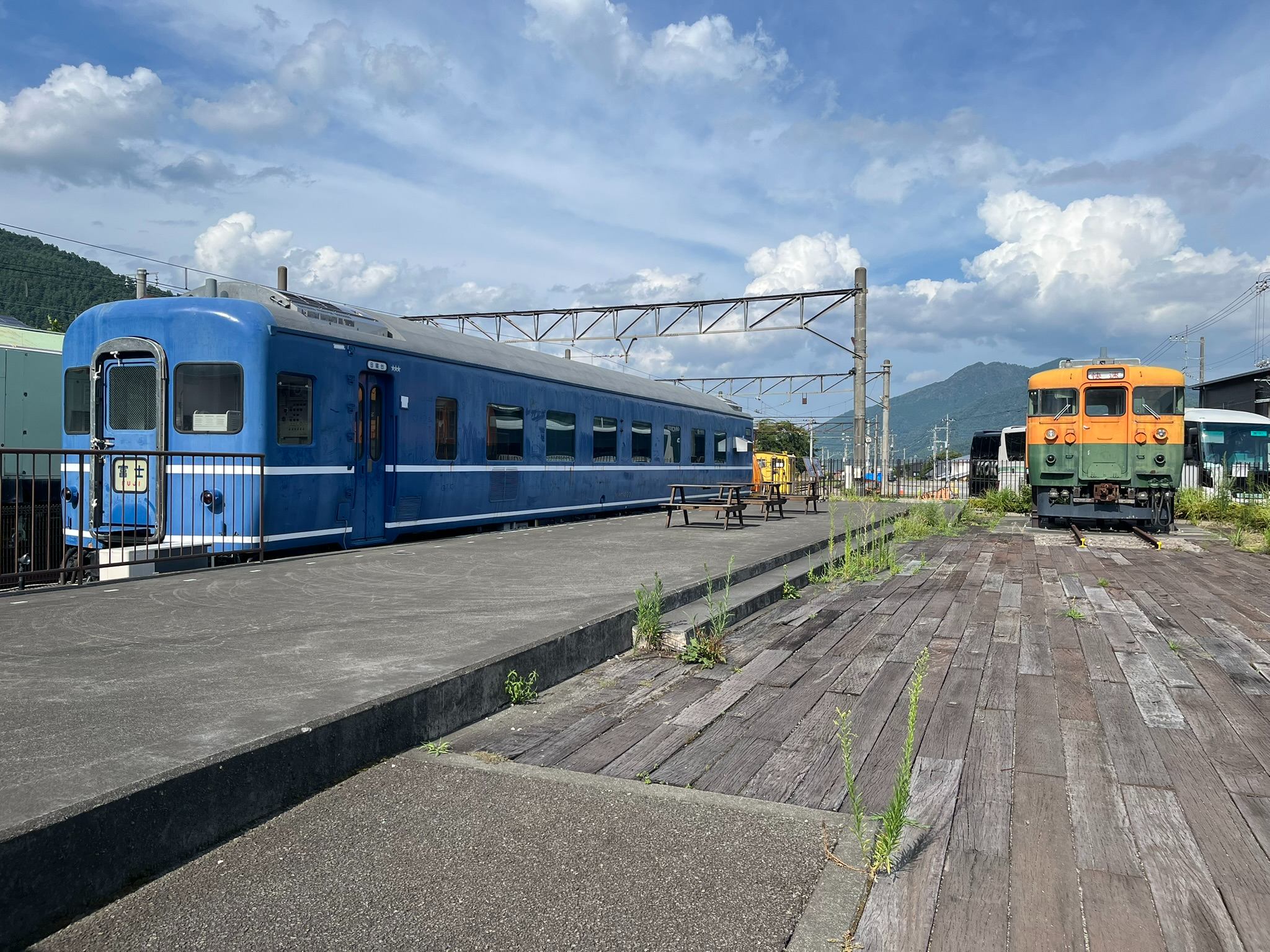 写真右手は、下吉田駅に保存されている車両（筆者撮影）