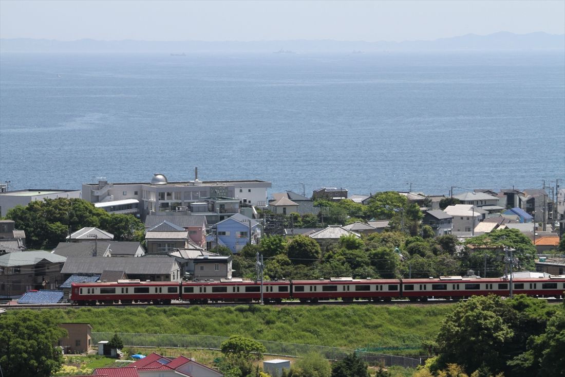 海をバックに三浦半島を走る新1000形アルミ車（撮影：南正時）
