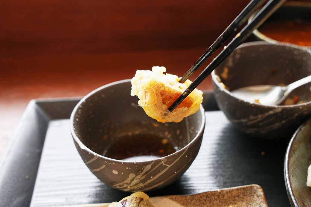 柿の天ぷらはひと口サイズにカットされていた（筆者撮影）