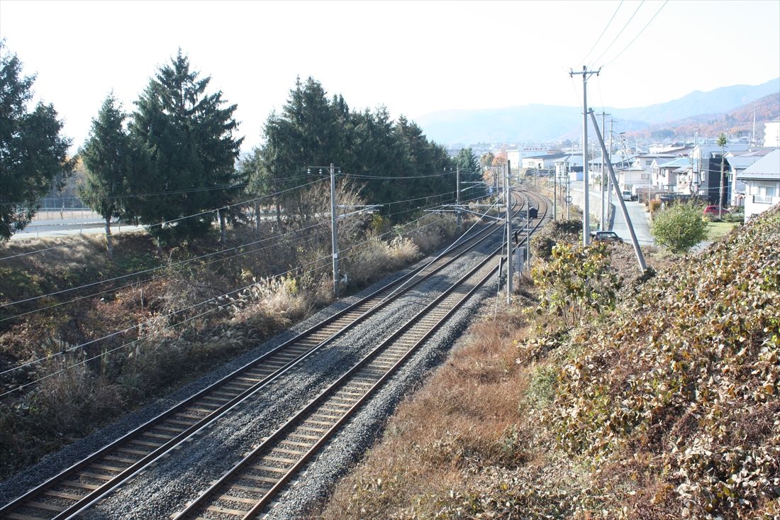 中川～上山新丁口：蔵王高速電鉄と奥羽本線の線路が合流するはずだった場所の近く。奥羽本線は「山形新幹線」としてミニ新幹線化されたため、軌間が通常のJR在来線の狭軌より広い標準軌に変わっている（筆者撮影）