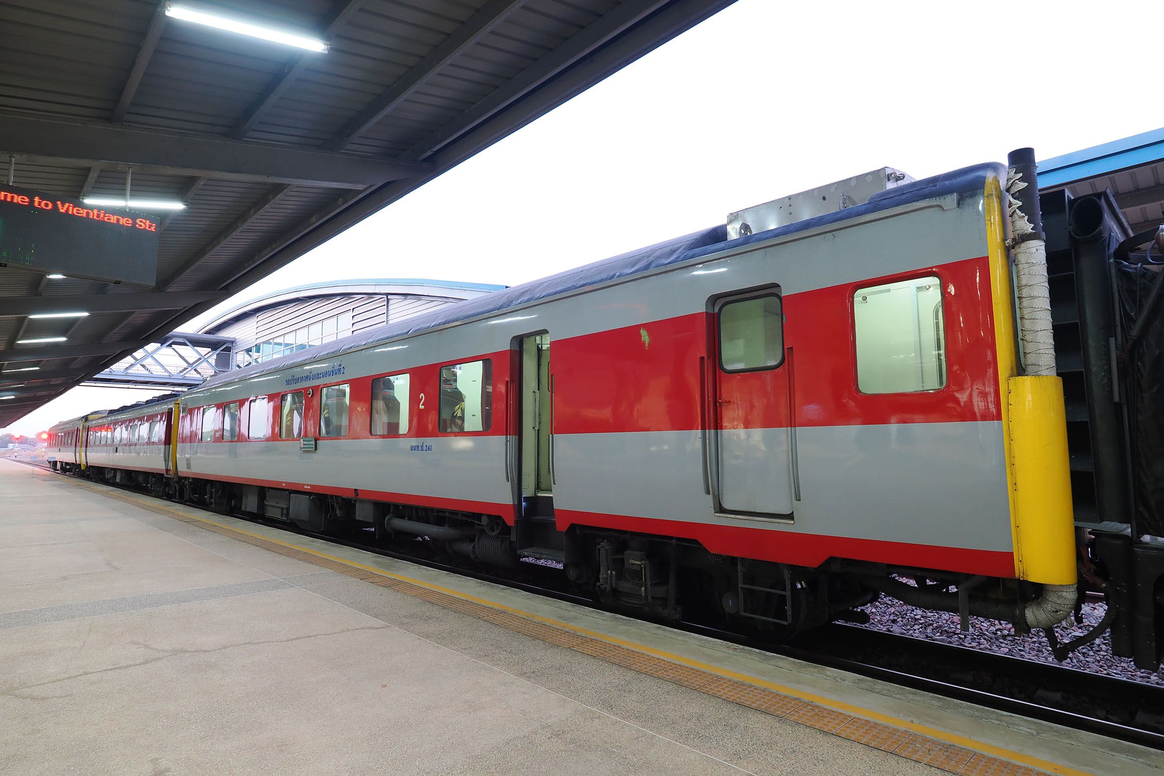 タイ・ラオス　カムサワート駅　元ブルートレイン車両