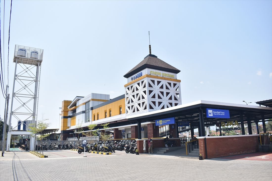 グバグデ駅の駅舎。日本案では、ここに新幹線の終着駅を建設する計画だった（筆者撮影）