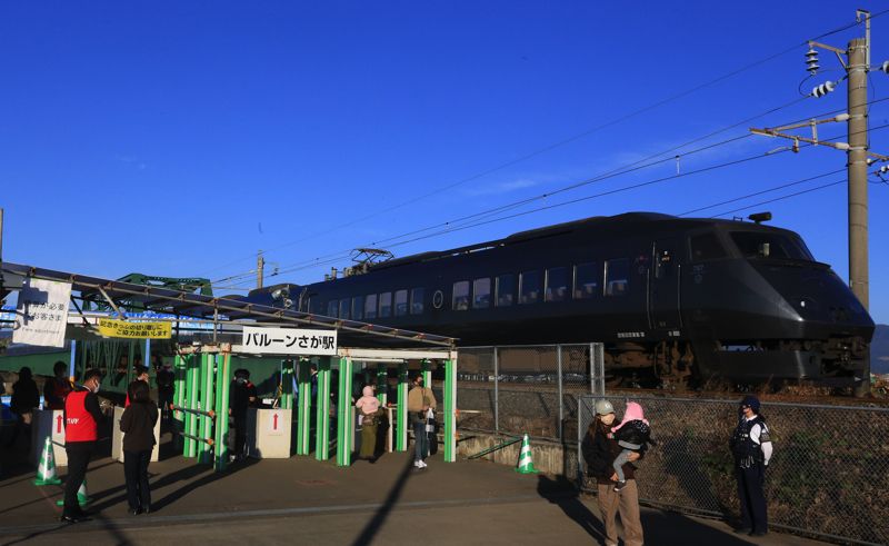 「バルーンさが」駅（筆者撮影）