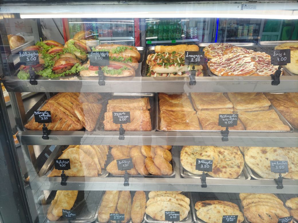 街にはたくさんのパン屋さんがあった。150円〜200円くらいから購入できる（筆者撮影）