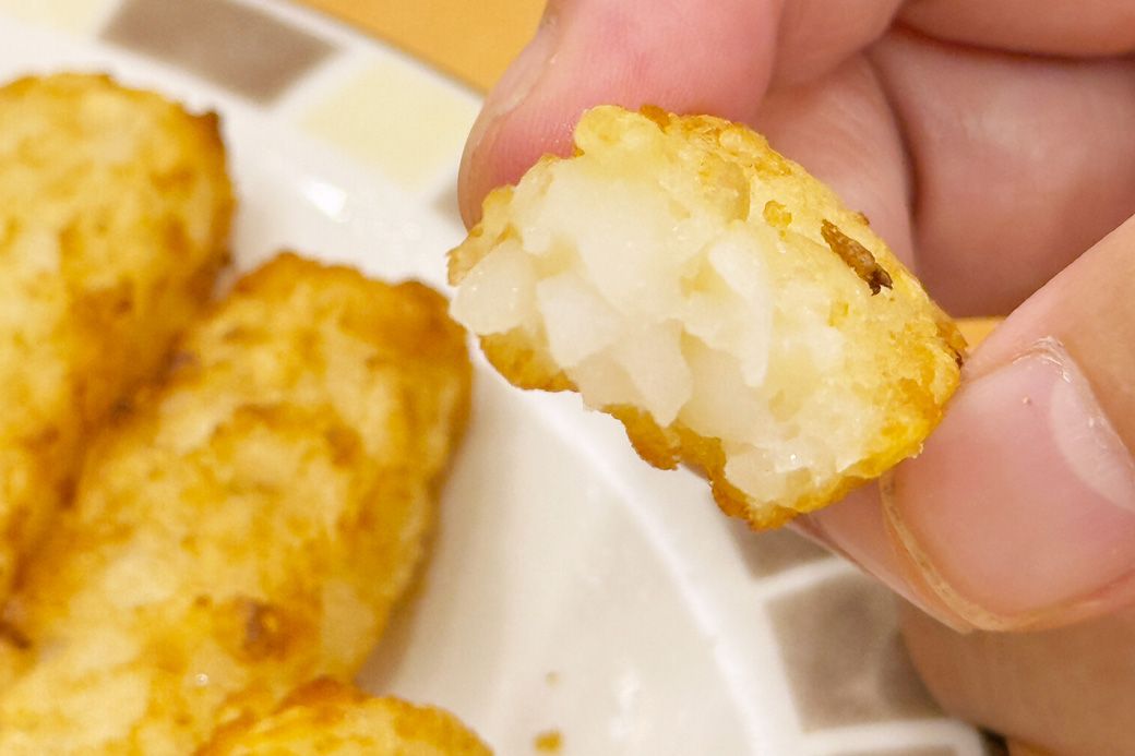 ハッシュポテトは、サイドメニュー「ポテトのグリル」と同じ食材を使用。ハンバーガーチェーンのものより薄味で、あっさりホクホク（筆者撮影）