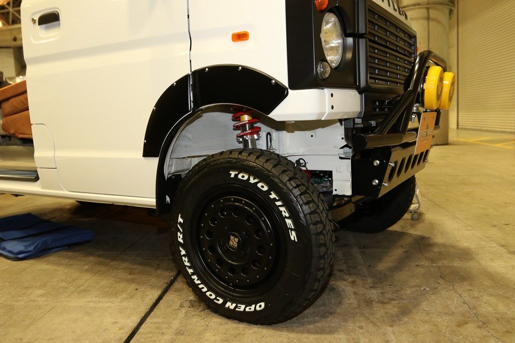 アソモビ2022 in Makuhari出展車両。ダムドの外装コンプリートキットを装着したTスタイルオートセールスのエブリイ（筆者撮影）