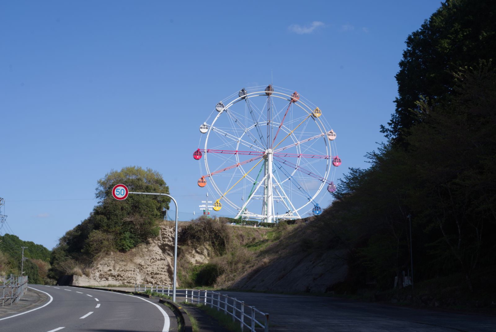 坂道を上った先に、その遊園地は見えてくる(筆者撮影)