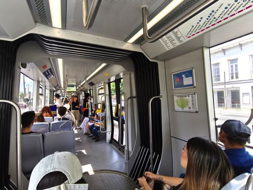 リスボンのトラム、ドイツ製の5連接車両（筆者撮影）