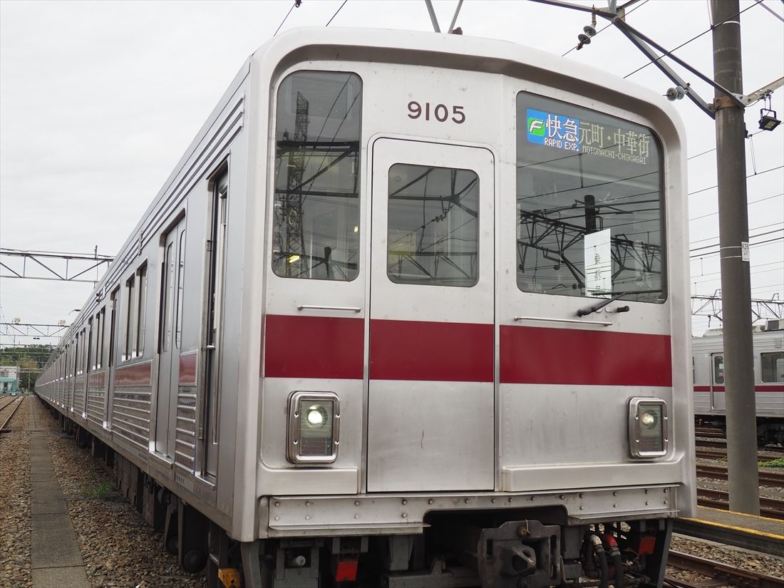 前面はフラットではなく中央に折り目のあるデザイン（記者撮影）