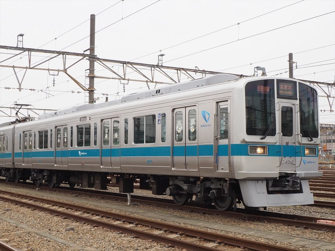 2000形の最大の特徴は一般的な通勤電車よりも広い「1.6m幅のドア」だ（記者撮影）
