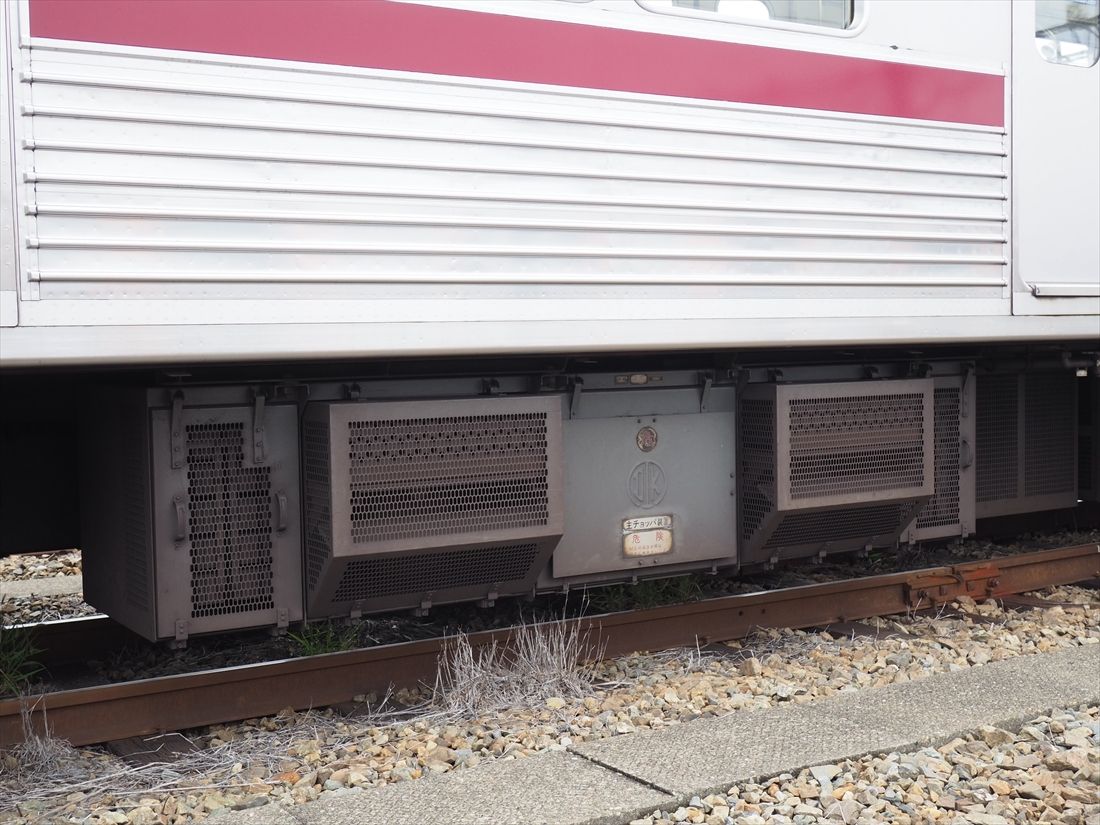 床下の「主チョッパ制御装置」。9000型は「AFE式主回路チョッパ制御」を採用した（記者撮影）