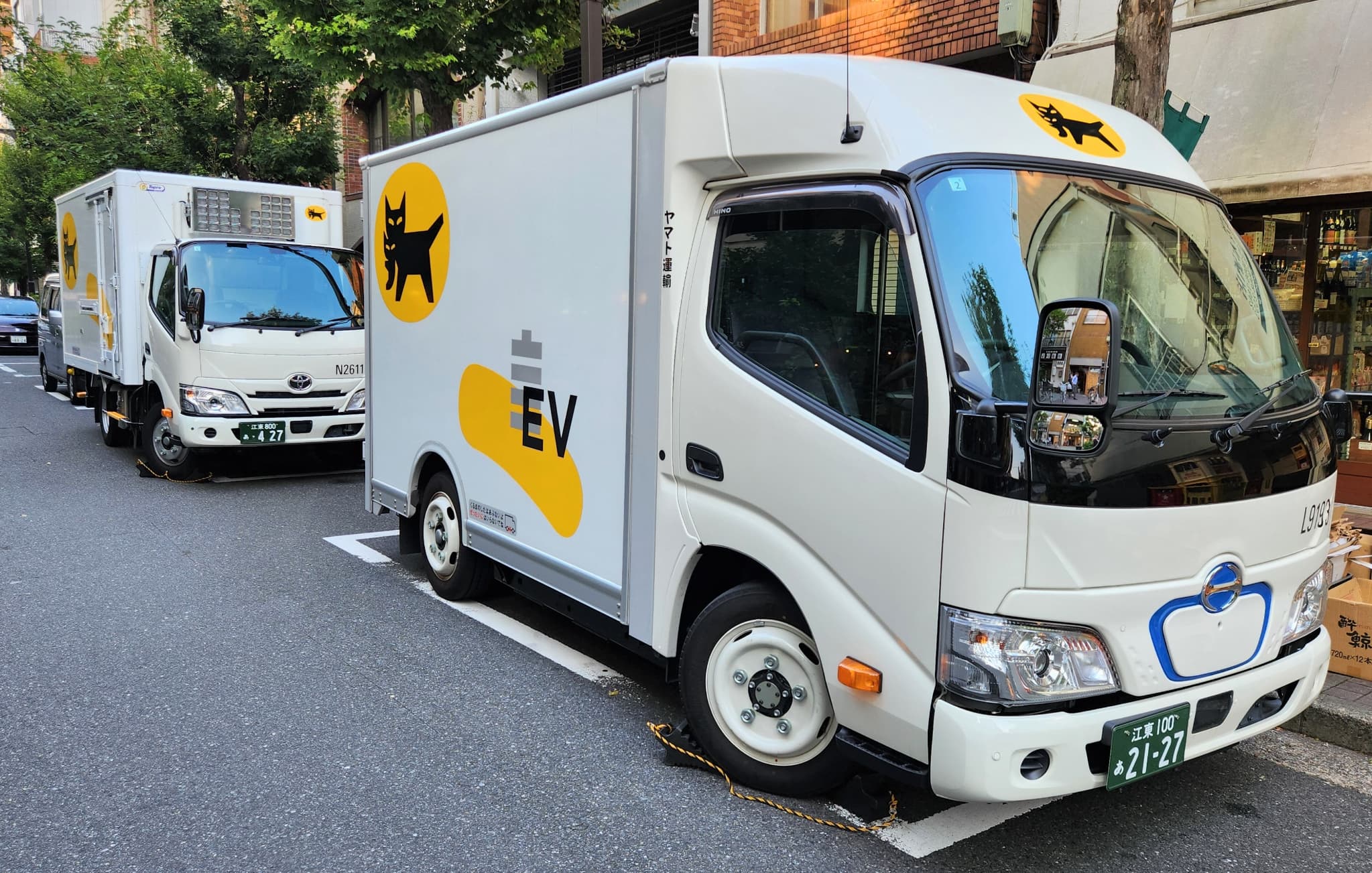 ヤマトの小型EVトラック。2030年までにEV2万台の導入目標を掲げる（記者撮影）