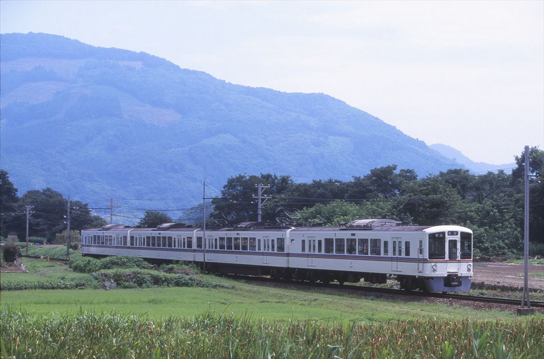 西武秩父線を走る4000系。秩父鉄道の寄居まで乗り入れていたころ（撮影：南正時）