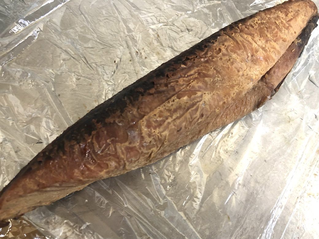 和則さんが自家製なまり節。島ではカツオが取れると、なまり節などにして保存している（筆者撮影）