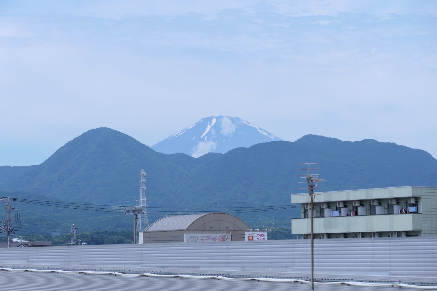 部屋の窓からも富士山が見える（記者撮影）