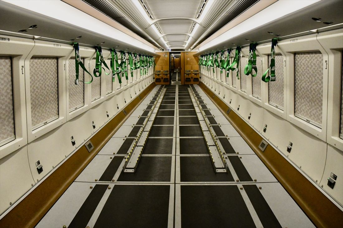 荷物専用新幹線の車内。台車に載せたまま荷物を搭載できるよう座席は全て撤去してある（記者撮影）