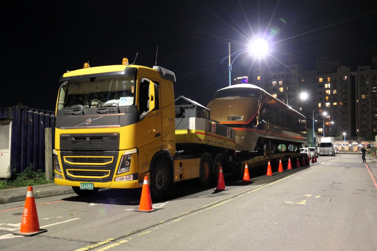 台湾の港に到着後、トレーラーに載せられたスペーシアの先頭車両＝2025年12月1日夜（記者撮影）