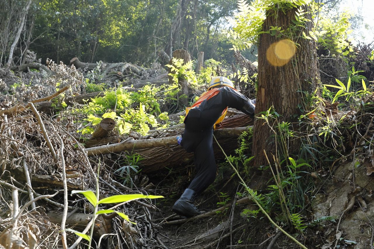 補助用のロープをたぐりながら現場に向かう　（筆者撮影）