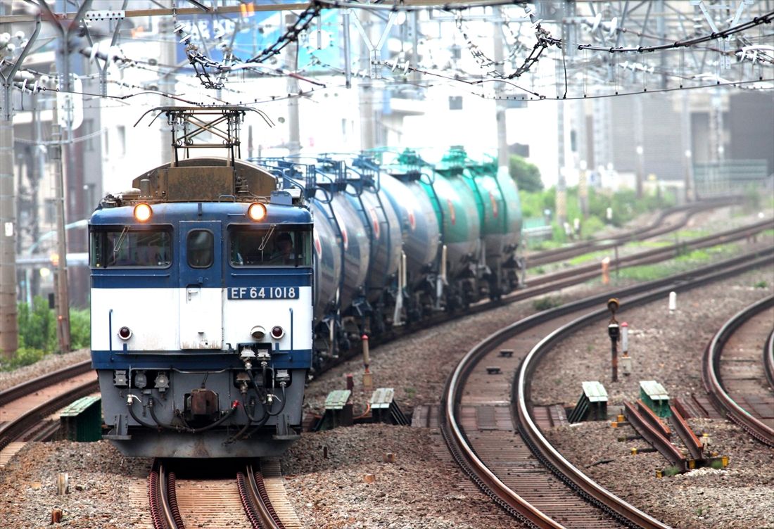 早朝の山手貨物線・恵比寿―渋谷間を走るEF64形1000番台牽引の貨物列車（撮影：南正時）