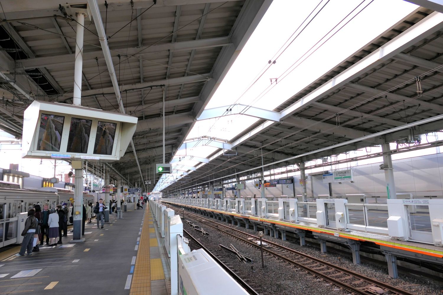 東側からみた下りホーム（記者撮影）