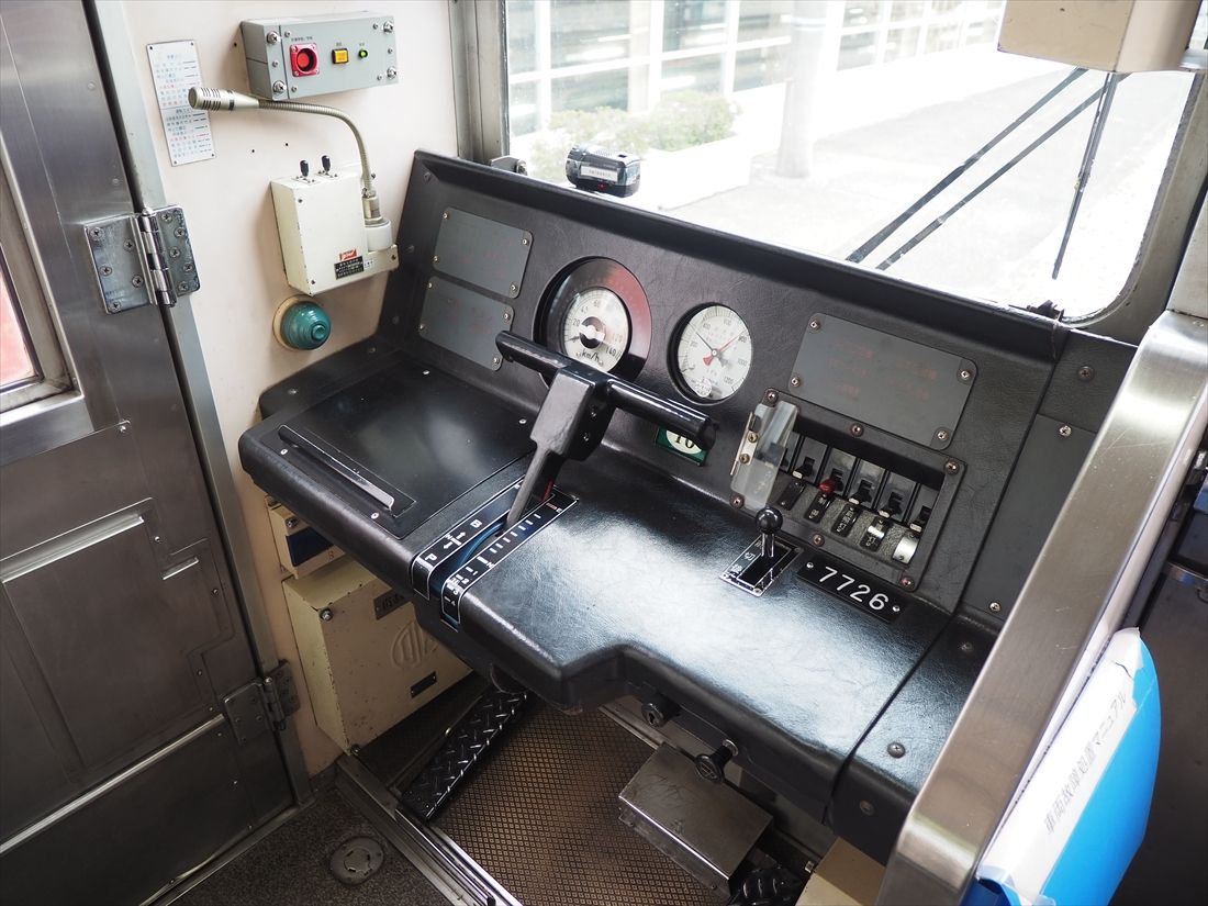 ワンハンドルマスコンの運転台（記者撮影）