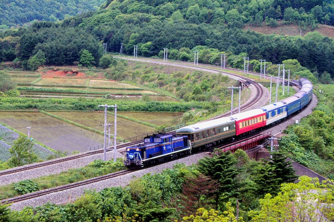 北斗星色のDD51形が牽引する「北斗星」。「夢空間」客車を連結している（撮影：南正時）