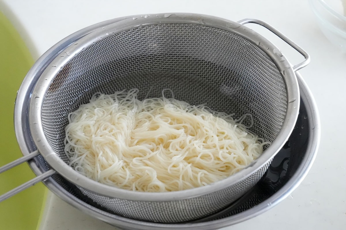 温かくして食べる場合も、一度冷水で締めたほうが食感がいいようです（写真：筆者撮影）
