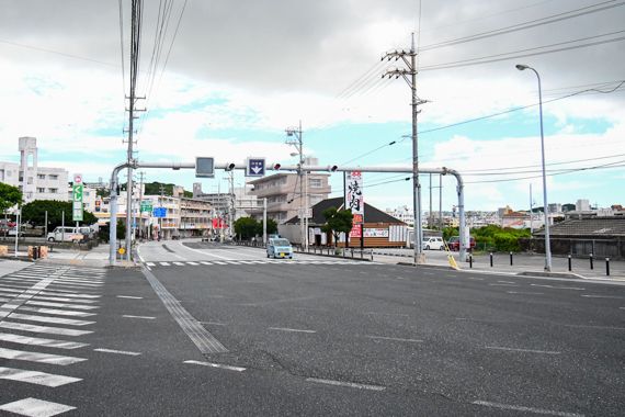 8月23日の決勝戦の時間帯に交通量が激減した那覇市郊外の真玉橋（北）交差点（長嶺真輝撮影）
