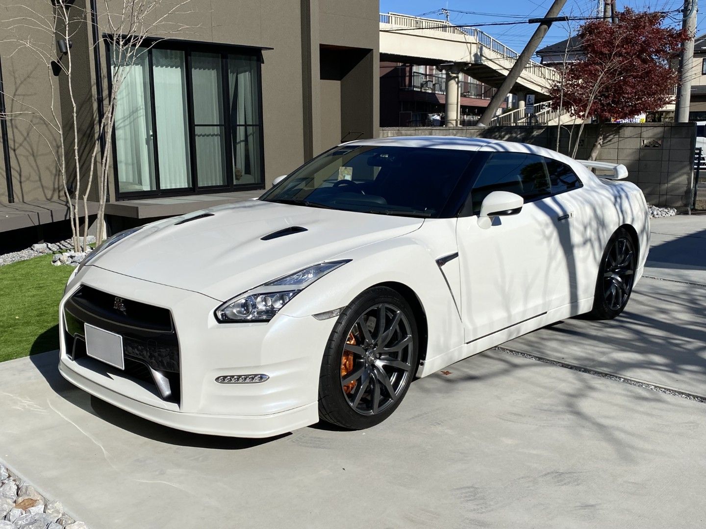 元セクシー女優で現在はインフルエンサー・実業家の上原亜衣さんが所有していた日産 R35 GT-R 中期 ピュアエディションも、いまはうつみさんが所有（写真：うつみさん提供）