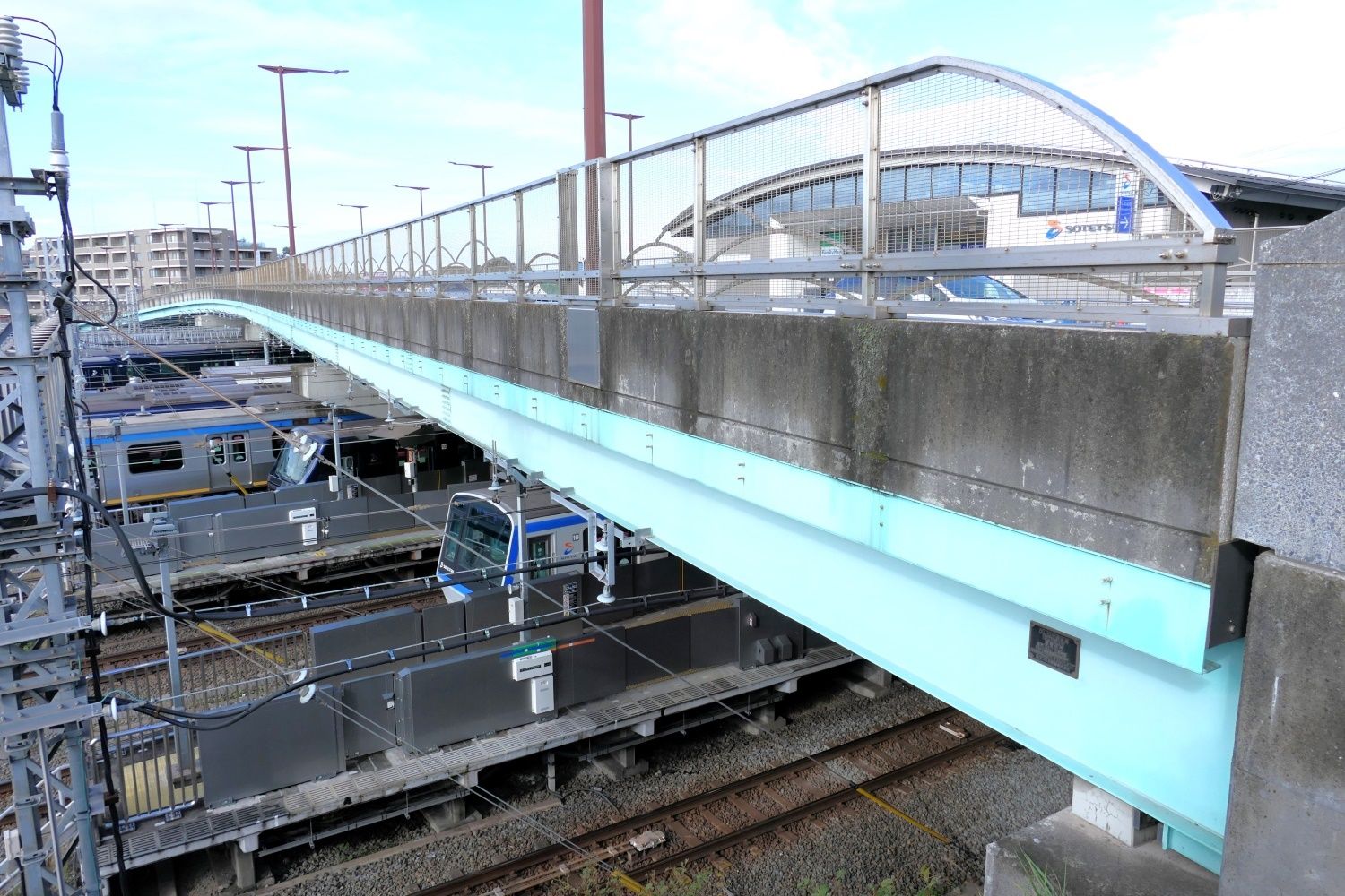 かしわ台跨線橋は1997年に架け替えられた。駅のホームと留置線を一気に越える（記者撮影）