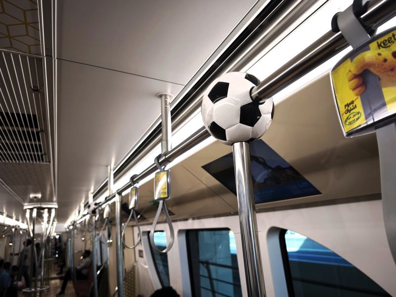 FIFAワールドカップに合わせて開業したので車内にサッカーボール（筆者撮影）
