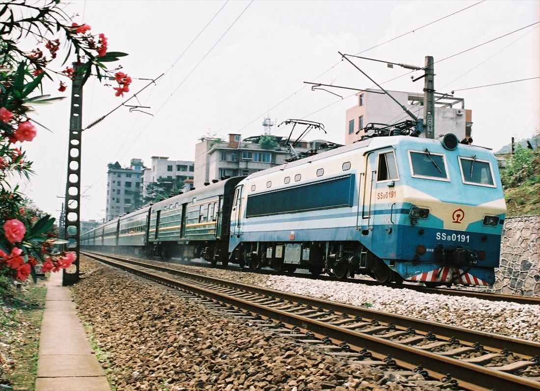 中国広東省・坪石付近の在来線を走る韶山8型電気機関車牽引の客車列車＝2005年（筆者撮影）