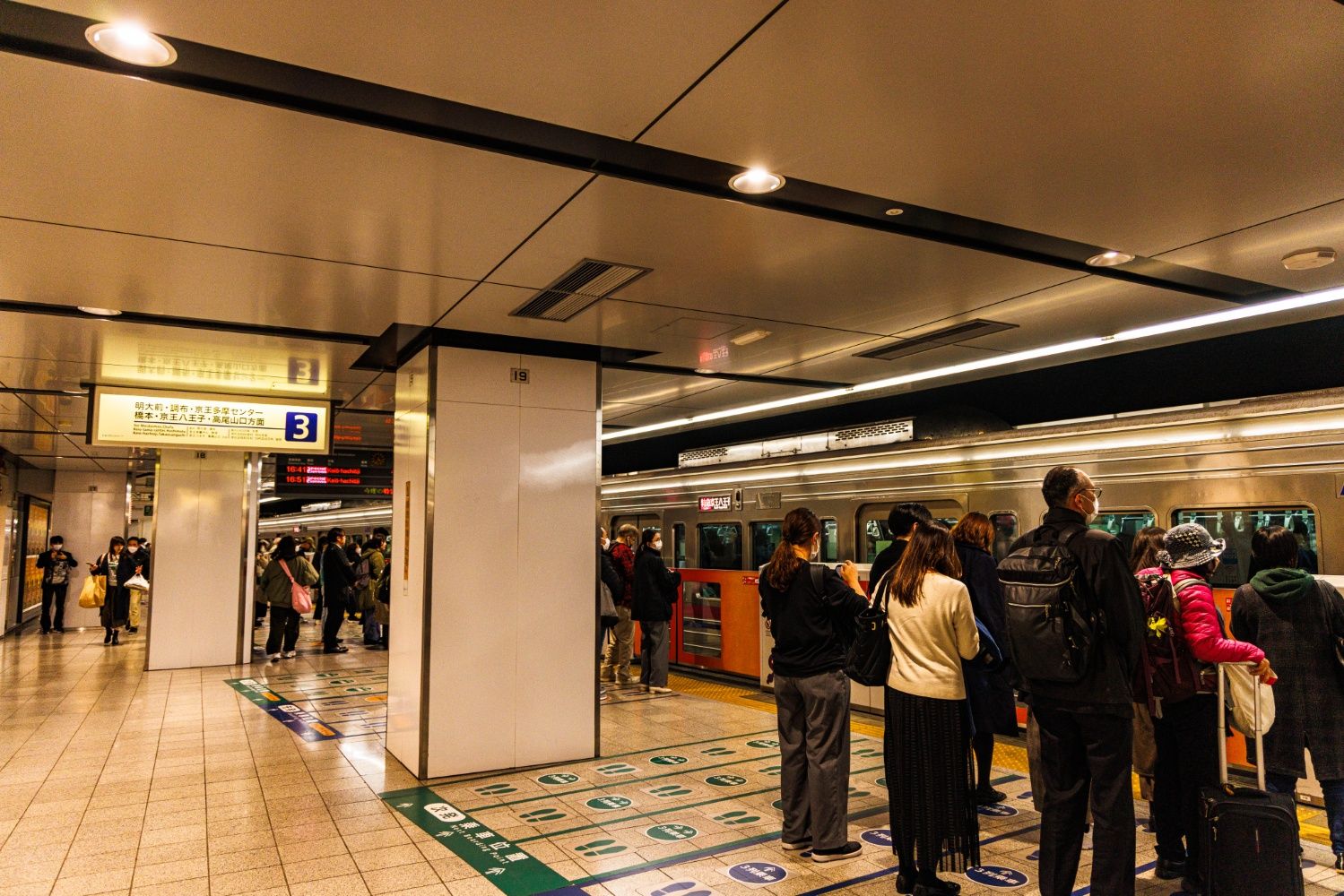 3番線ホームでドアが開くのを待つ乗客たち。ラッシュアワーにはもっと多くの乗客でにぎわう（撮影：鼠入昌史）