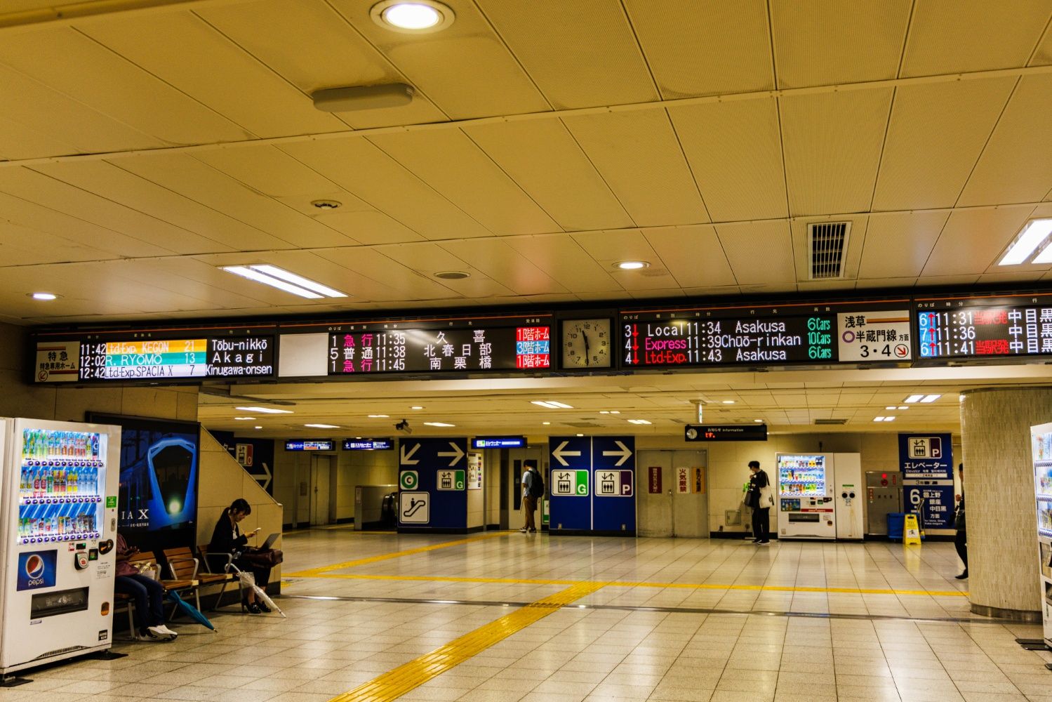 北改札内の2階コンコース。こちらには飲食店などはなく、発車案内には多方面の行き先がずらり（撮影：鼠入昌史）