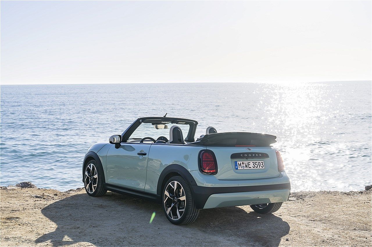 MINI（ミニ）の新型「ミニ・クーパー・コンバーチブルS」（写真：MINI）
