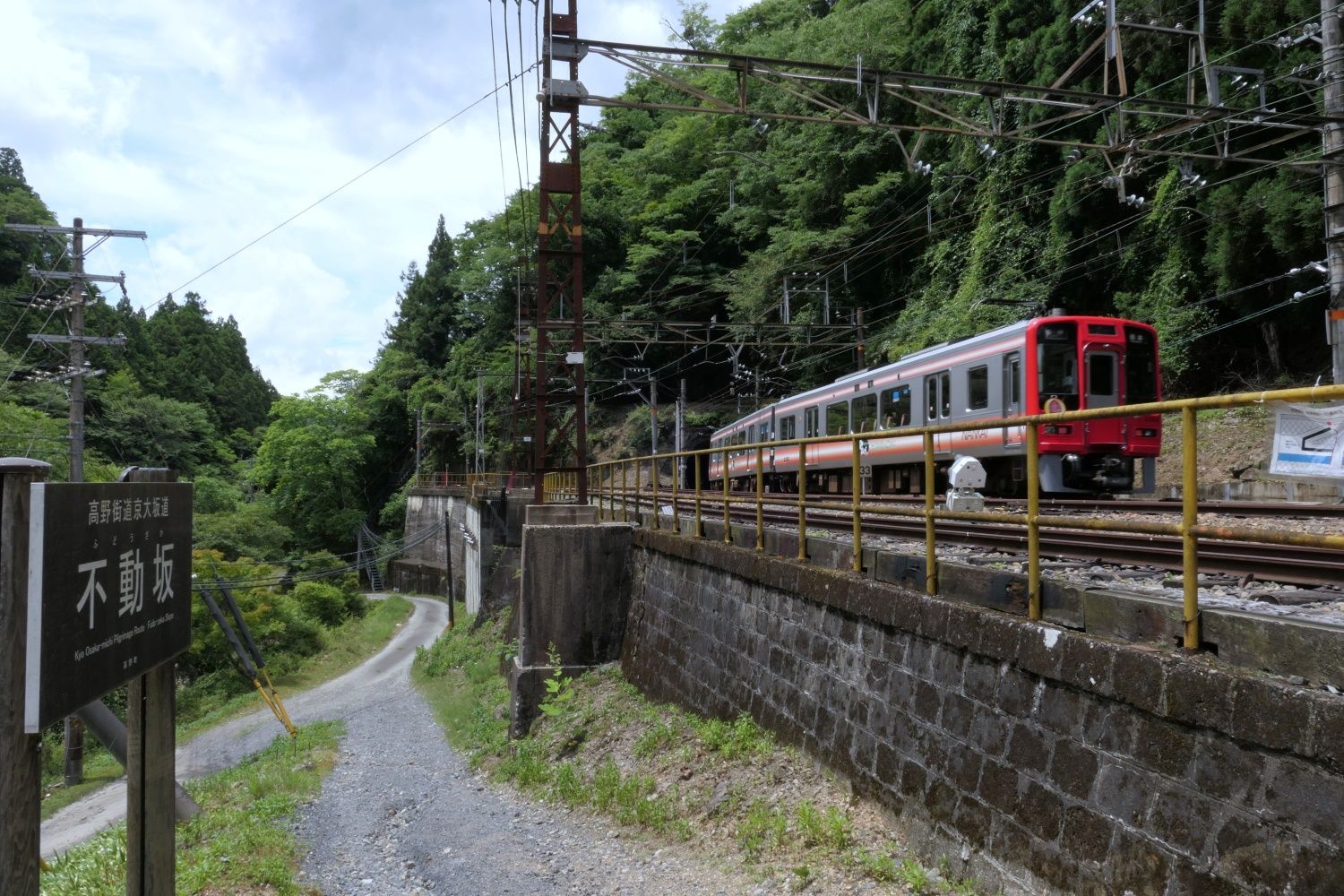 極楽橋駅を出発した各停（記者撮影）