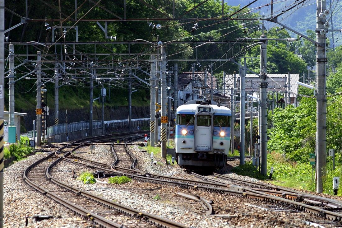 長野方面から勾配を上ってきた普通電車。奥に見える駅が姨捨駅（撮影：南正時）