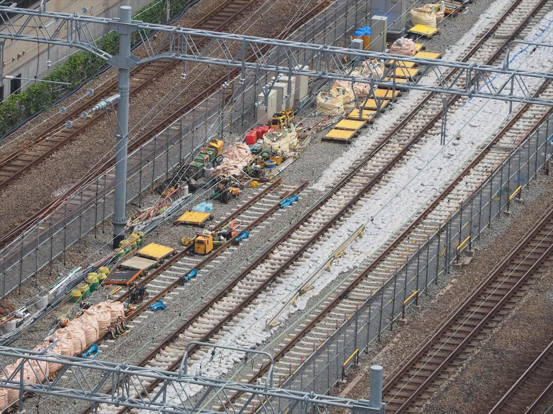 線路切り換え区間の東京寄りの部分。途切れている線路が新設した山手線外回りの線路だ（記者撮影）