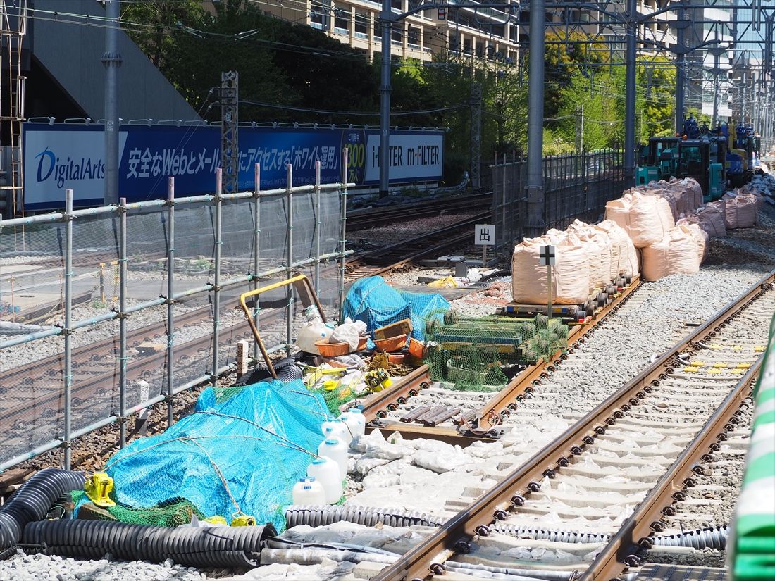 線路切り換え工事前の田町駅。途切れている線路は工事後に山手線外回りとなる線路だ（記者撮影）