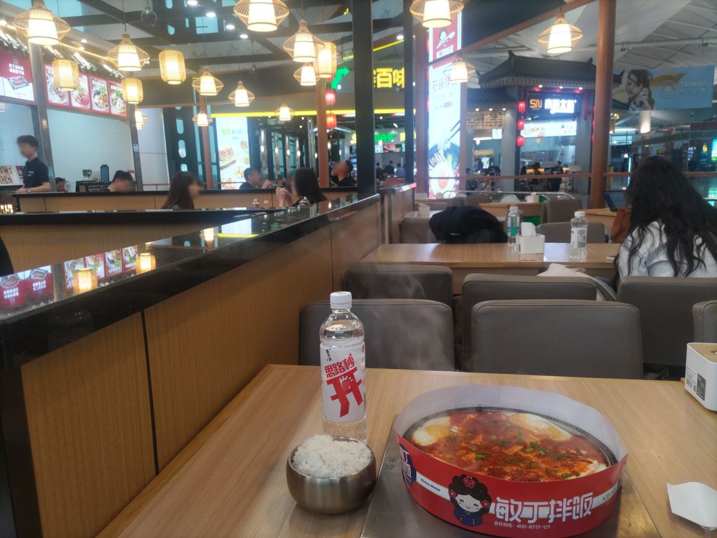 空港内で食事。1000円もしなかった（筆者撮影）
