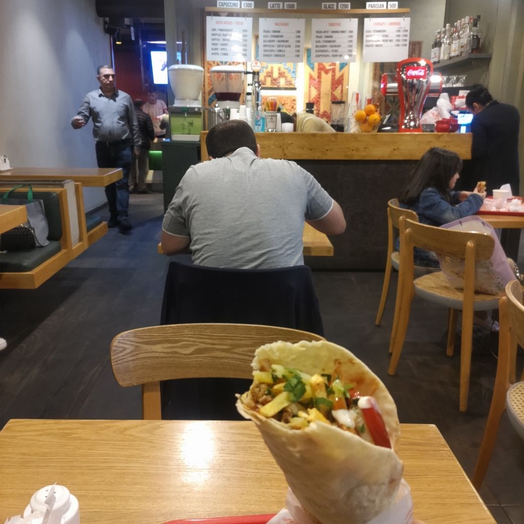 アルメニアの昼飯ケバブサンド。1本350円。めちゃくちゃおいしかったので、おかわりでもう1本注文（筆者撮影）