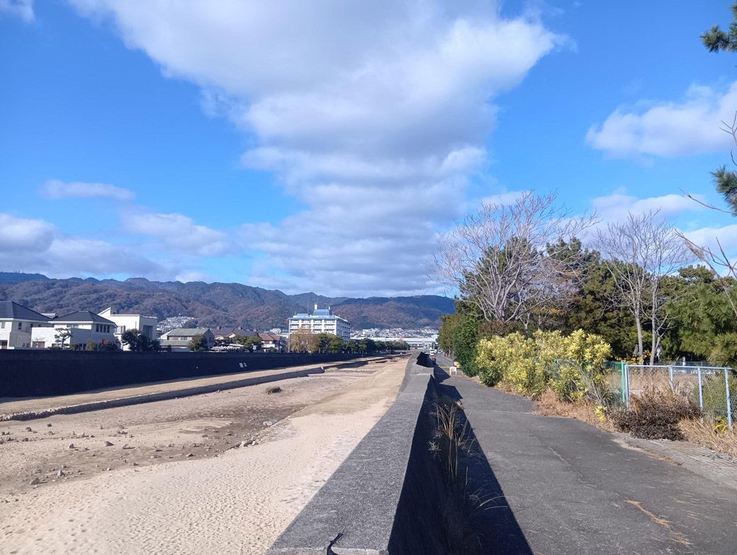 芦屋川河口から見た山側の景色（筆者撮影）