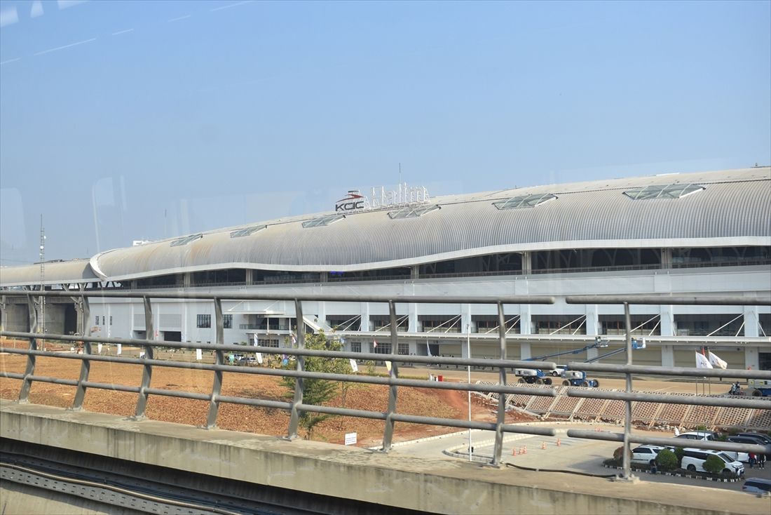 LRT Jabodebekの車内から見える高速鉄道ハリム駅（筆者撮影）