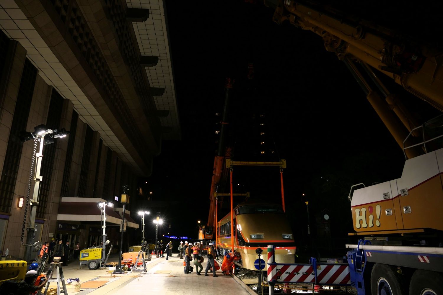 台車と一体となったスペーシアの先頭車（記者撮影）