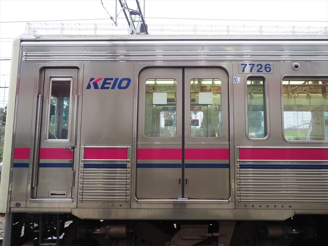 先頭車両の側面（記者撮影）