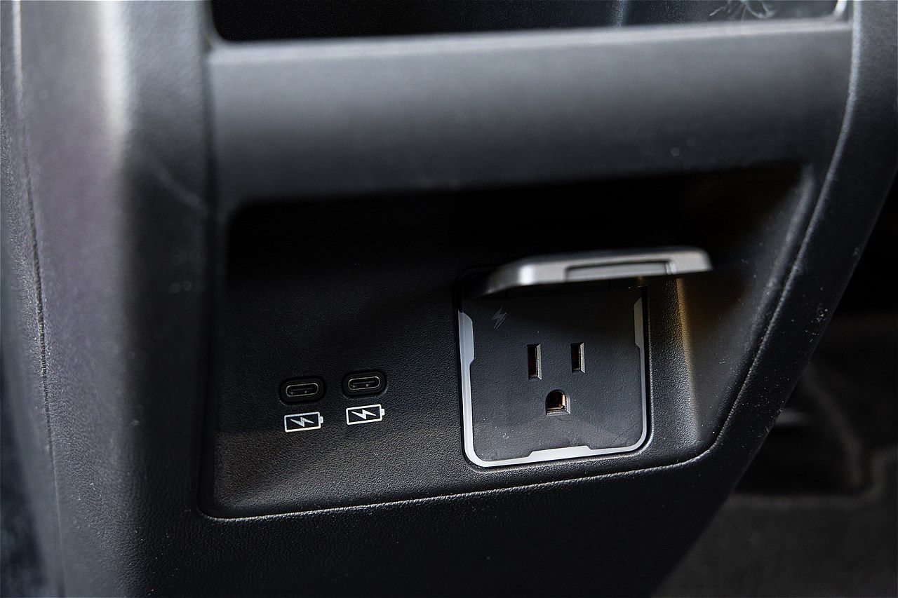 「Elite」はリヤコンソールにAC110Vの電源も標準装備。隣に見えるUSB-Cの充電ポートは全車に標準装備される（写真：平野 陽）