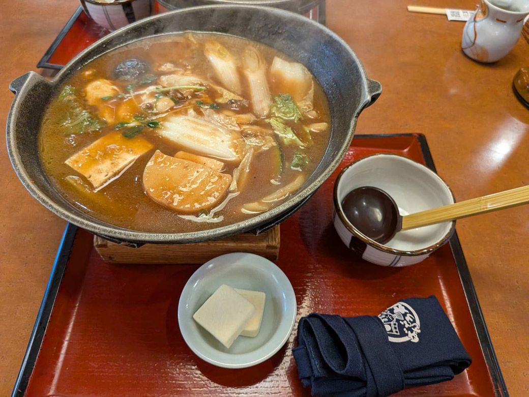 熱々の湯気とともに提供される「坂東みそ煮込みうどん」（筆者撮影）