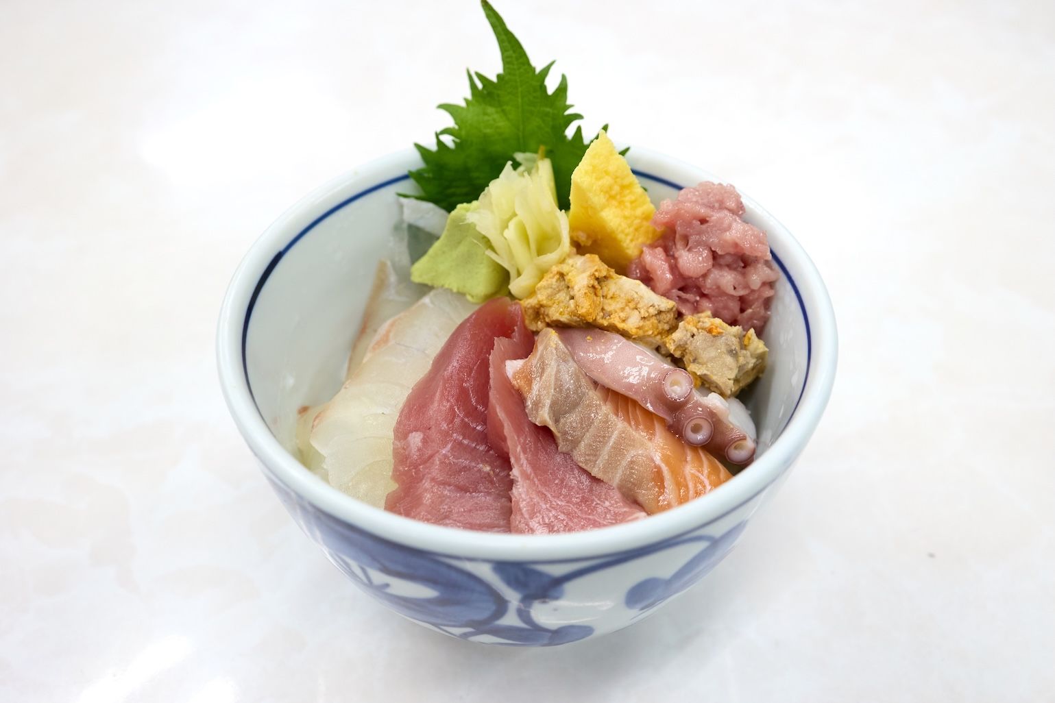 「健康麻雀・居酒屋麻雀 ガラパゴス 高田馬場店」の海鮮丼（写真：筆者撮影）