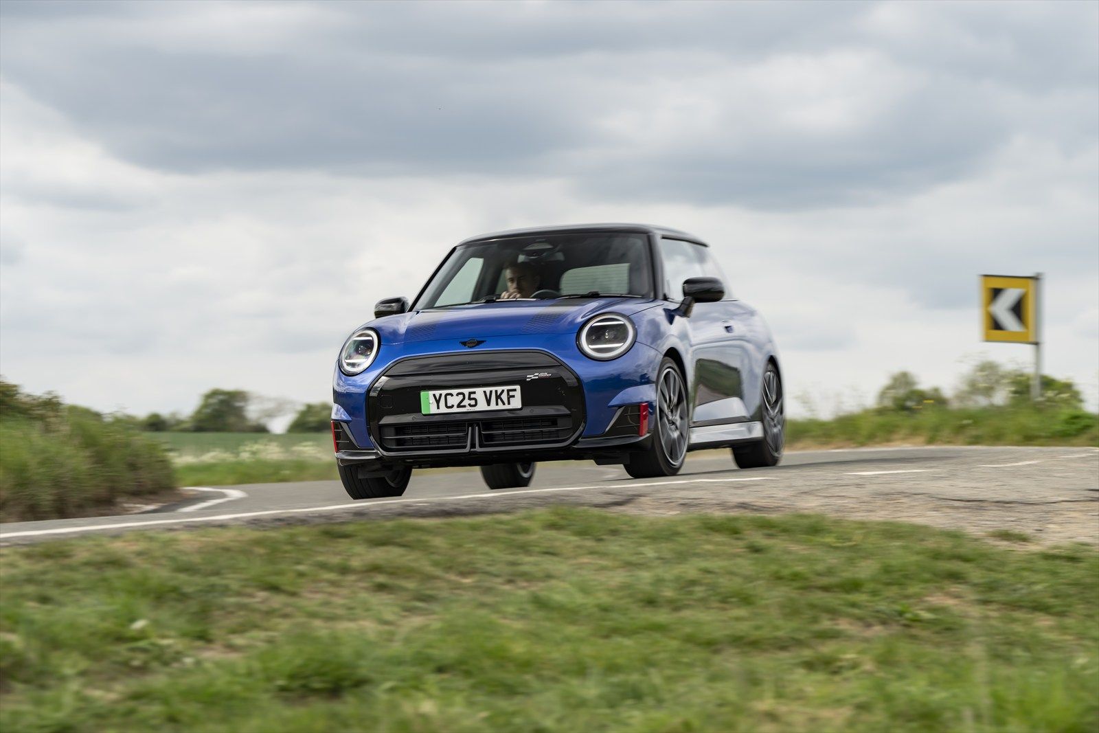 ミニJCW Eの一充電走行距離は421km（エースマンは403km）（写真：MINI）